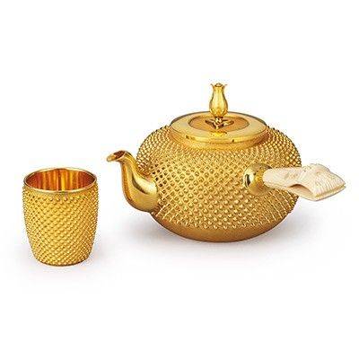 Extravagante goldene Teekanne