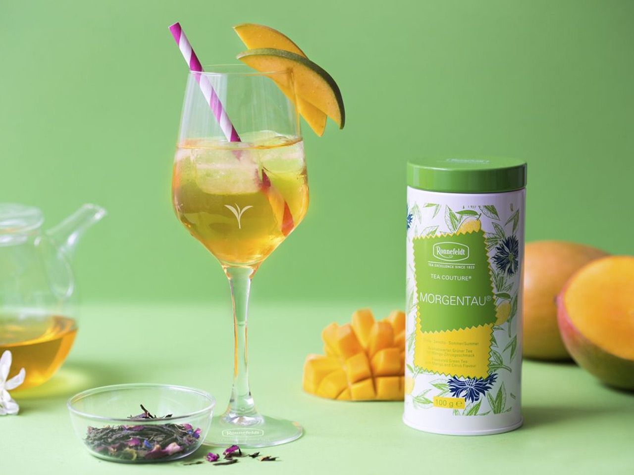 Bild von Morgentau-Cocktail im Glas mit Ronnefeldt TeaCouture Morgentau Dose
